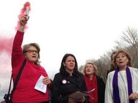 വത്തിക്കാനില്‍ പ്രതിഷേധത്തിന്റെ പിങ്ക് പുക