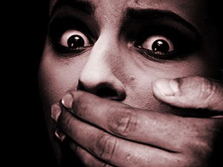 കാറില്‍ പീഡനശ്രമം; യുവതി പുറത്തേയ്ക്ക് ചാടി