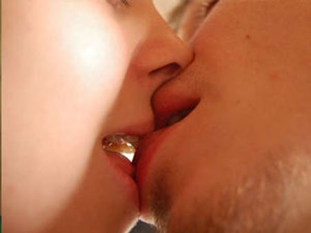 റോഡില്‍ ചുംബനം; യുവാവിന്റെ നാവ് കടിച്ചെടുത്തു