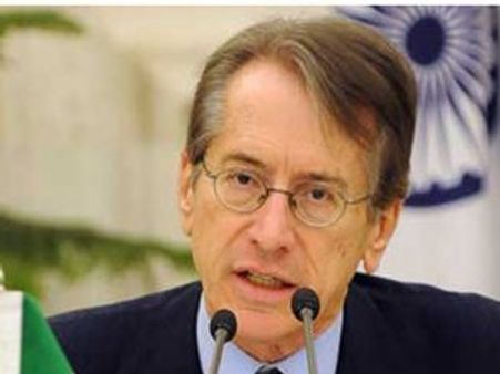 നാവികരെ തിരിച്ചയച്ചു, മന്ത്രി പണി നിര്‍ത്തി