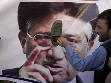 മുഷറഫിന് പാകിസ്താനിലും ചെരിപ്പേറ്