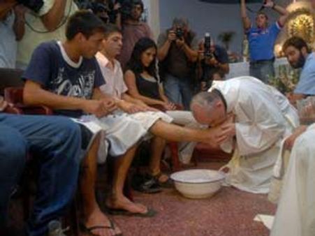 പതിവു തെറ്റിച്ചു പാപ്പ സ്ത്രീകളുടെ കാല്‍കഴുകി