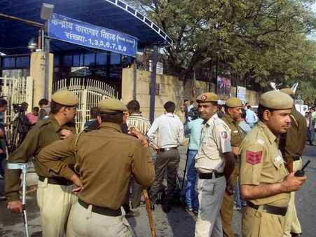 ദില്ലി മാനഭംഗം: പ്രതിയുടെ കൈ അടിച്ചുപൊട്ടിച്ചു