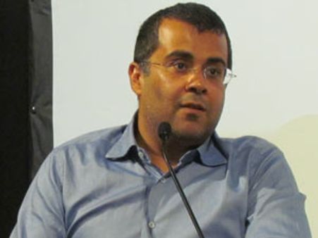 ചേതന്‍ ഭഗത്തിന്റെ ഭാഷയില്‍ അശ്ലീലച്ചുവയെന്ന് കോടതി