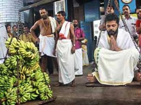 ശ്രീശാന്തിന് തൃപ്പൂണിത്തറയില്‍ തുലാഭാരം നടത്തി