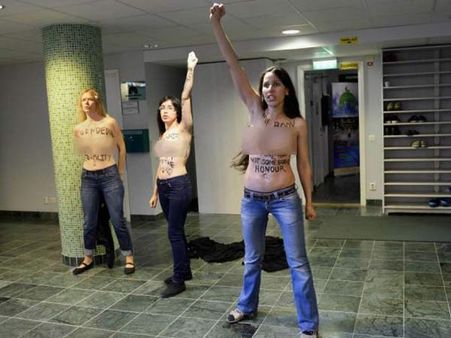 മുസ്ലിം പള്ളിക്കകത്തും ടോപ്‌ലെസ് പ്രതിഷേധം