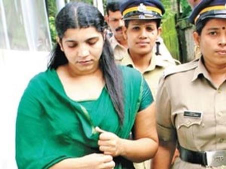 സരിതയെ വിദേശത്തേക്ക് രക്ഷപ്പെടുത്താന്‍ ശ്രമംനടന്നു