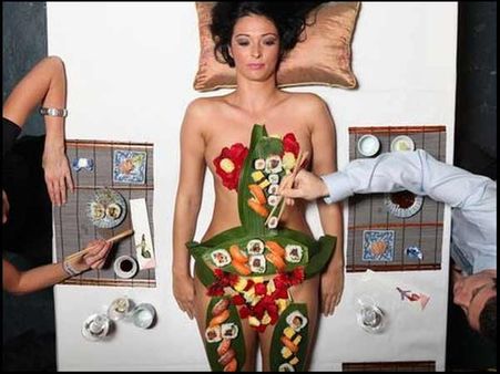 നഗ്നത ആസ്വദിയ്ക്കാം ഭക്ഷണം കഴിയ്ക്കാം!