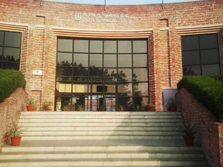 സഹപാഠിയെ മഴുകൊണ്ട് വെട്ടി;അക്രമി ആത്മഹത്യ ചെയ്തു