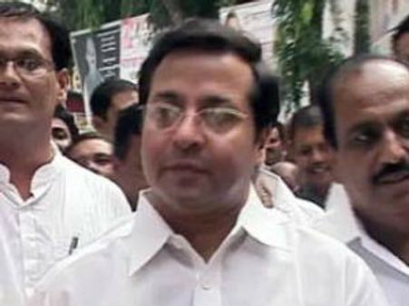 മുന്‍രാഷ്ട്രപതിയുടെ മകന്റെ മുഖത്തടിച്ചു