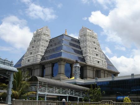 ഇസ്‌കോണിന്റെ മതിലിടിഞ്ഞ് രണ്ട് മരണം