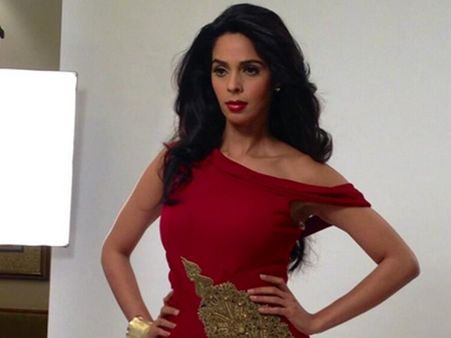 മല്ലിക ഷെരാവത്ത് പാടി; ഹാപ്പീ ബര്‍ത്ത്‌ഡേ മോഡീ