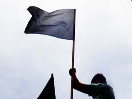 മുഖ്യമന്ത്രിക്ക് മലപ്പുറത്ത് കരിങ്കൊടിയുംകല്ലേറും