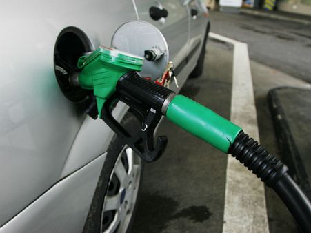 പെട്രോള്‍ വില രണ്ട് രൂപ കുറയും