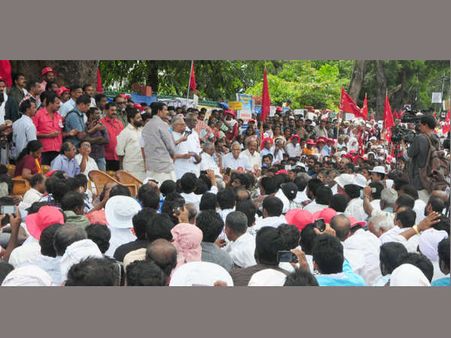 നിര്‍മാണ തൊഴിലാളികള്‍ സെക്രട്ടേറിയറ്റ് വളഞ്ഞു