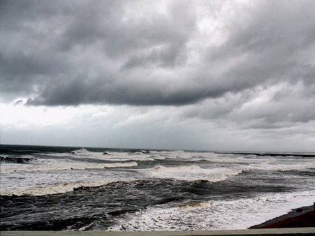 ഫായിലിന്‍ ചുഴലിക്കാറ്റ്; ചരക്ക് കപ്പല്‍ കാണാതായി