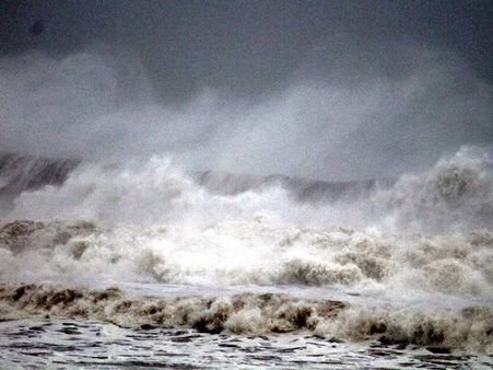 ഫായിലിന്‍ ചുഴലിക്കാറ്റിന്റെ ശക്തി കുറയുന്നു;7 മരണം