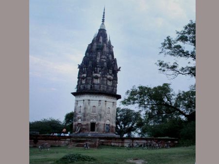 യുപിയില്‍ 'സ്വര്‍ണനിധി'ക്കായി ഖനനം തുടങ്ങി