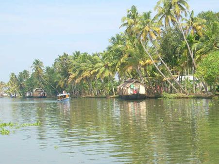 കുട്ടനാട്ടില്‍ ഒഴുകുന്ന മൃഗാശുപത്രി