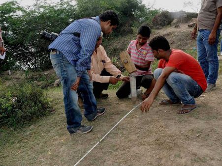 നിധി വേട്ട:ഒരടി കുഴിച്ചപ്പോള്‍ മതില്‍