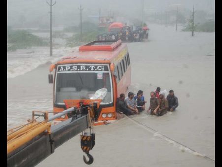 ആന്ധ്ര:കനത്ത മഴ, നിരവധി പേരെ മാറ്റിപ്പാര്‍പ്പിച്ചു
