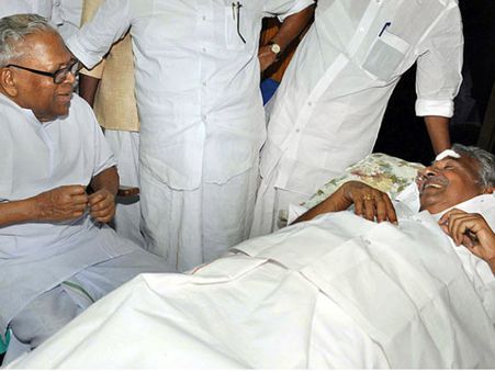 പരിക്കേറ്റ മുഖ്യന്‍; ആശ്വാസമേകാന്‍ വിഎസ്സും