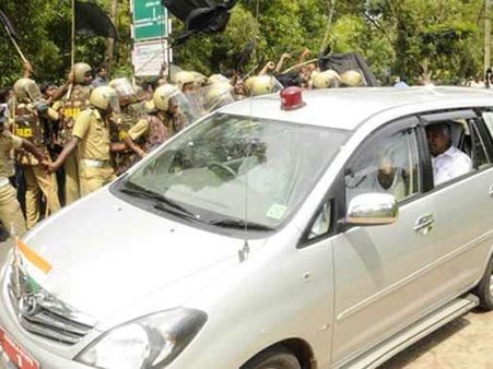 മന്ത്രിമാര്‍ക്ക് കല്ലേറില്‍ തകരാത്ത കാറുകള്‍