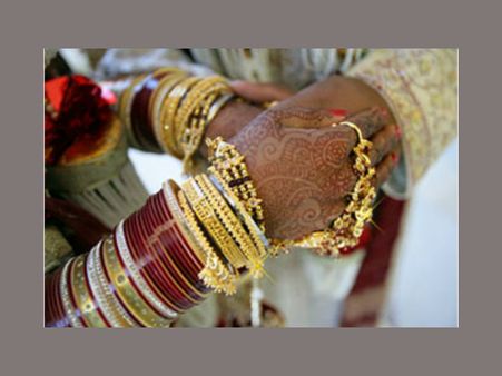 വിവാഹപൂര്‍വ്വ ലൈംഗികബന്ധം;കോടതിയില്‍ കല്യാണം