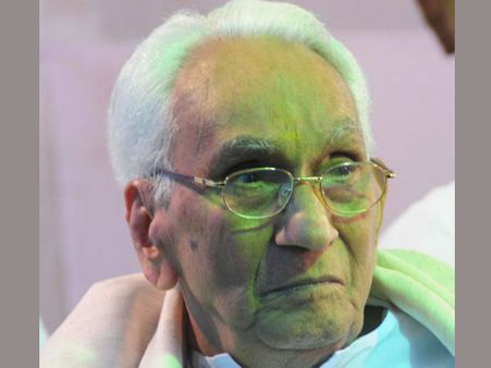 കരുണാകരന്റെ പ്രതിമക്ക് കോടതിയുടെ തട