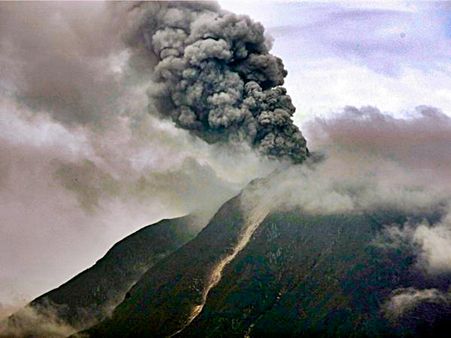 ഇന്തോനേഷ്യയില്‍ പര്‍വം തീതുപ്പുന്നു