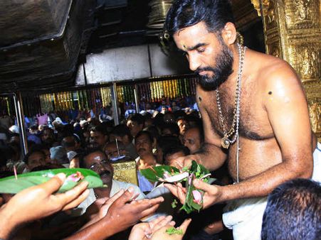 മഴയിലും സന്നിധാനത്ത് ഭക്തജന തിരക്ക്