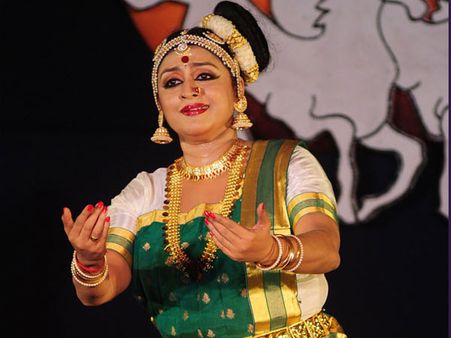 മനം കവര്‍ന്ന് പാര്‍വതിയുടെ മോഹിനിയാട്ടം