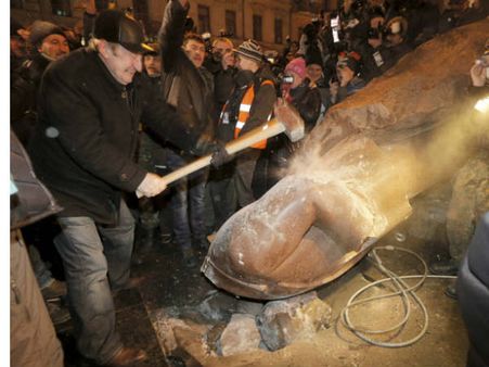 ഉക്രൈനില്‍ ലെനിന്‍റെ പ്രതിമ തകര്‍ത്തു