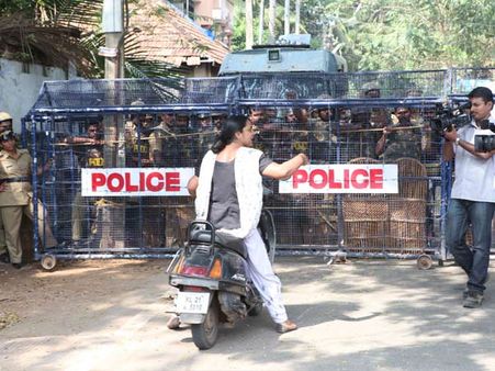 സഞ്ചാര സ്വാതന്ത്രം നിഷേധിച്ചാല്‍ ഇങ്ങനെയിരിക്കും