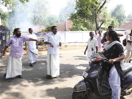 ഉപരോധം:പ്രതിഷേധിച്ച വീട്ടമ്മക്ക് 5ലക്ഷം പാരിതോഷികം