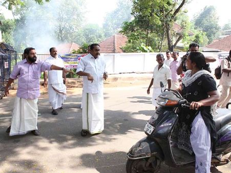 ക്ലിഫ് ഹൗസ് ഉപരോധം വീട്ടമ്മമാര്‍ ഏറ്റെടുക്കുന്നു