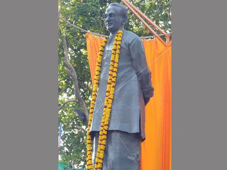 കെ കരുണാകരന്റെ പ്രതിമ രാഷ്ട്രപതി അനാഛാദനം ചെയ്തു