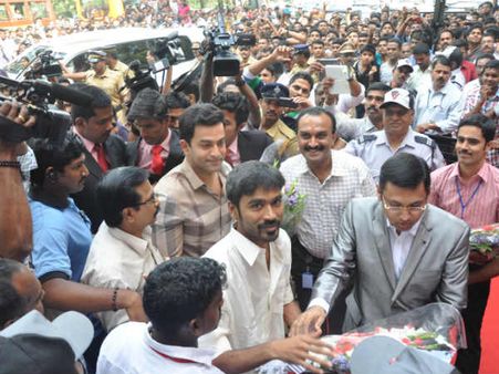 പൃഥ്വിയും ധനുഷും എത്തി;കല്യാണ്‍ തുറന്നു