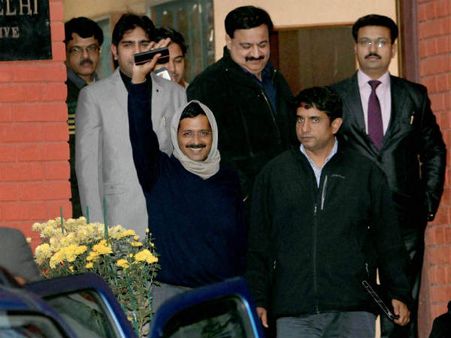 ധര്‍ണക്കെത്തിയ കെജ്രിവാളിനെ പോലീസ് തടഞ്ഞു