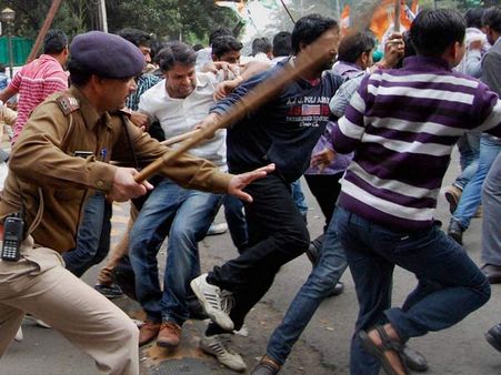 ബാരിക്കേഡ് തകര്‍ത്തു; പോലീസ് ലാത്തിവീശി