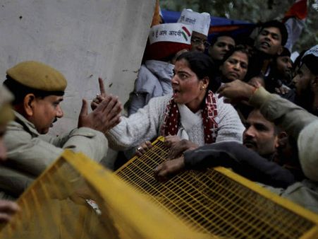 സമരം പൊളിക്കാന്‍ കോണ്‍ഗ്രസ് കക്കൂസ് പൂട്ടി