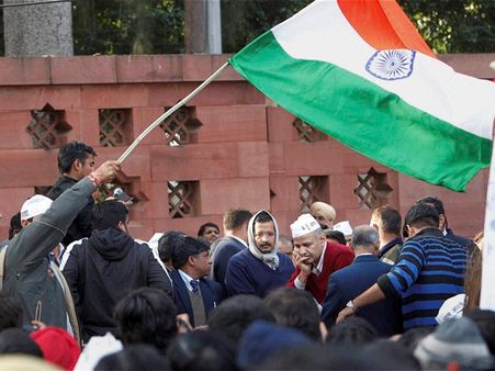 കെജ്രിവാള്‍ ദേശീയപതാകയെ അപമാനിച്ചെന്ന് പരാതി