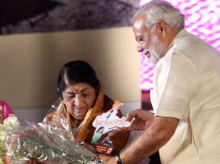 ലതാജിയുടെ ആരാധകകരെ കയ്യിലെടുത്ത് മോഡി