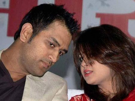 സാക്ഷിയെ കെട്ടാന്‍ ധോണി മുസ്ലിമായെന്ന് വ്യാജവാർത്ത