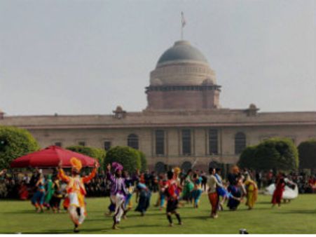 രാഷ്ട്രപതി ഭവന് മുന്നില്‍ ദന്പതിമാര്‍ തുണിയുരിഞ്ഞു