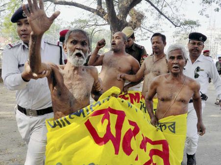 കോണ്‍ഗ്രസിനെതിരെ നഗ്നരായി പ്രതിഷേധം