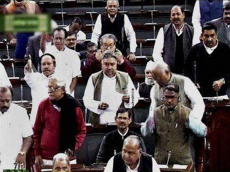 പെപ്പര്‍ സ്പ്രേ;17എംപിമാര്‍ക്ക് സസ്പെന്‍ഷന്‍