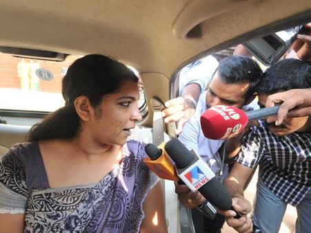 സരിതയുടെ വീടിന് മുന്നില്‍ വാറണ്ട് പതിപ്പിച്ചു