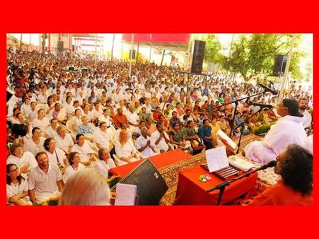 അമ്മയെ കാണാന്‍ പതിനായിരങ്ങളെത്തി