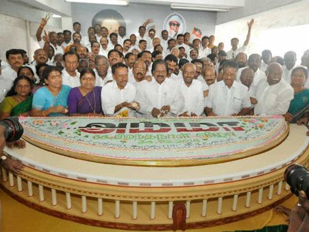 പാര്‍ലമെന്‍റ് കേക്ക്'മുറിച്ച് തലൈവിക്ക് പിറന്നാള്‍